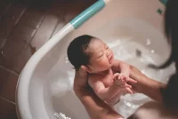 cara memandikan bayi baru lahir