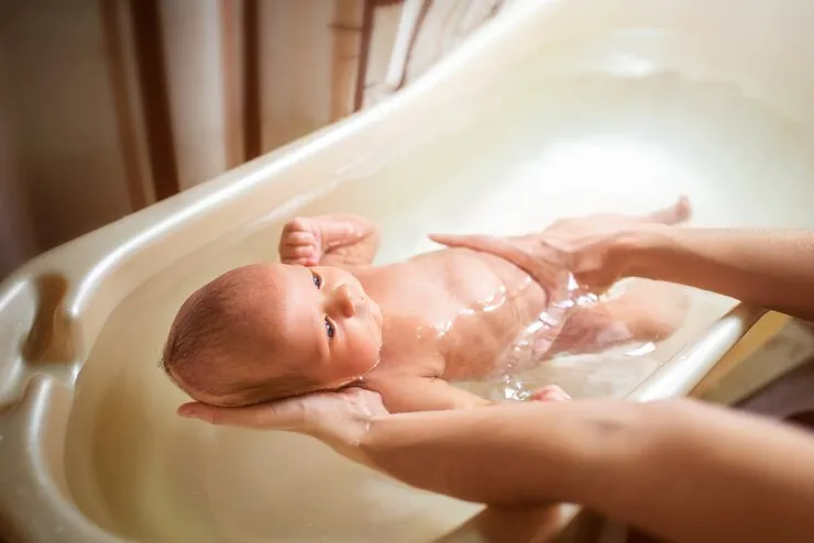 cara memandikan bayi baru lahir
