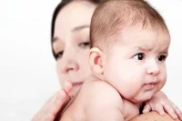 cara menyendawakan bayi
