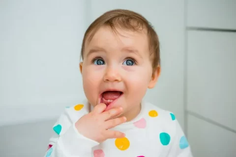 umur berapa bayi tumbuh gigi