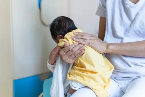 cara menyendawakan bayi