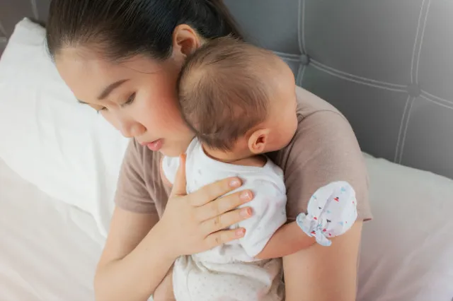 cara menyendawakan bayi