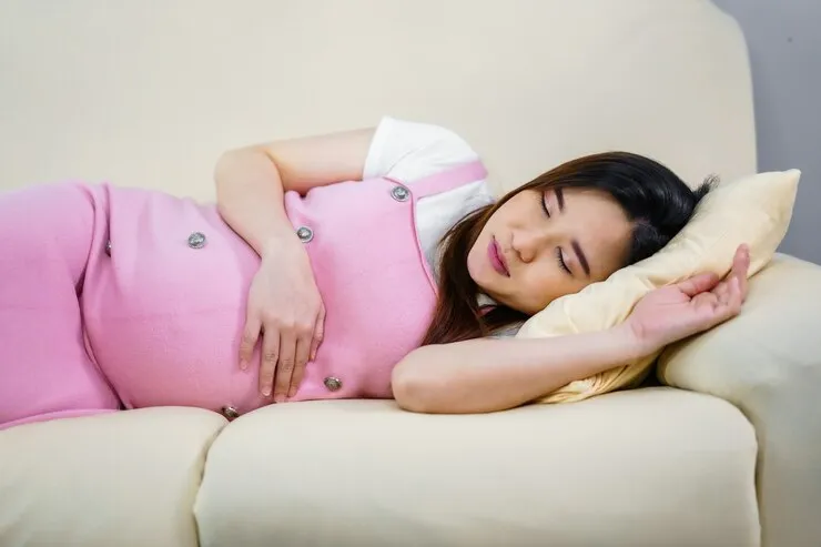 posisi tidur agar bayi cepat lahir