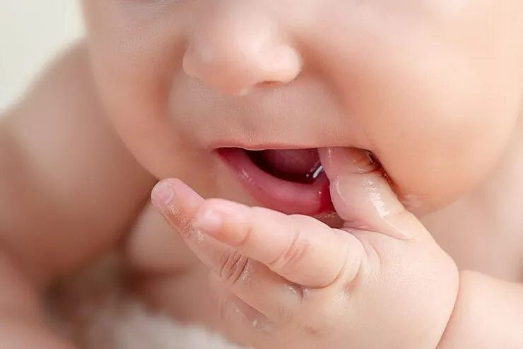 umur berapa bayi tumbuh gigi