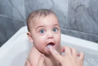 cara membersihkan lidah bayi