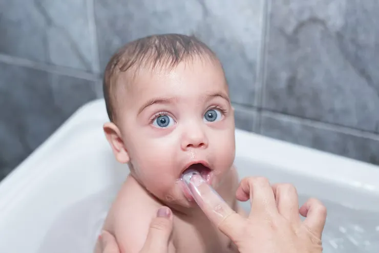 cara membersihkan lidah bayi