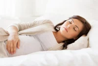 posisi tidur untuk mengurangi mual saat hamil muda